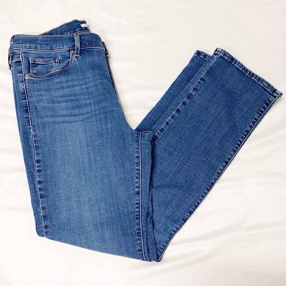 Levi’s Women’s Classic Straight Medium Wash Jeans - Picture 3 of 11